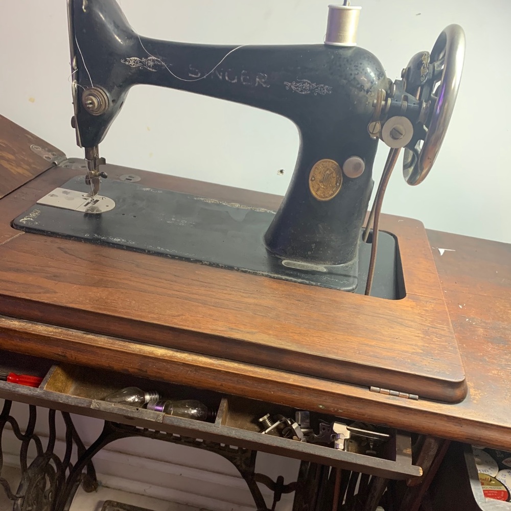 ( Local Pick up only )Vintage Singer AA740044